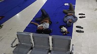 Mereka sudah empat hari menginap di ruang tunggu kantor pelabuhan untuk menunggu jadwal keberangkatan kapal feri pada Kamis (13/4/2023) besok.
