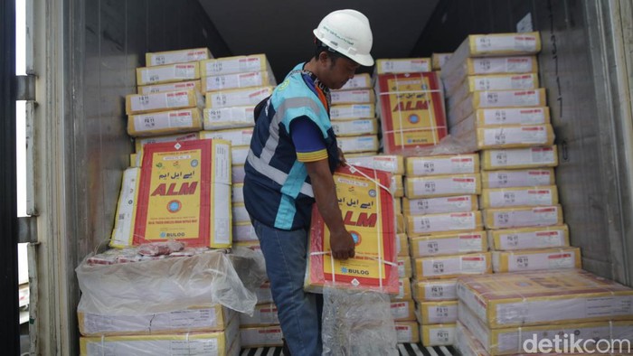 Penampakan 18.000 Ton Daging Kerbau Impor Tiba di Tanjung Priok Hari ini Rabu (12/4/2023), Perum Bulog telah menerima pengiriman tahap pertama 18.000 daging kerbau beku impor. Daging kerbau tersebut berasal dari India.