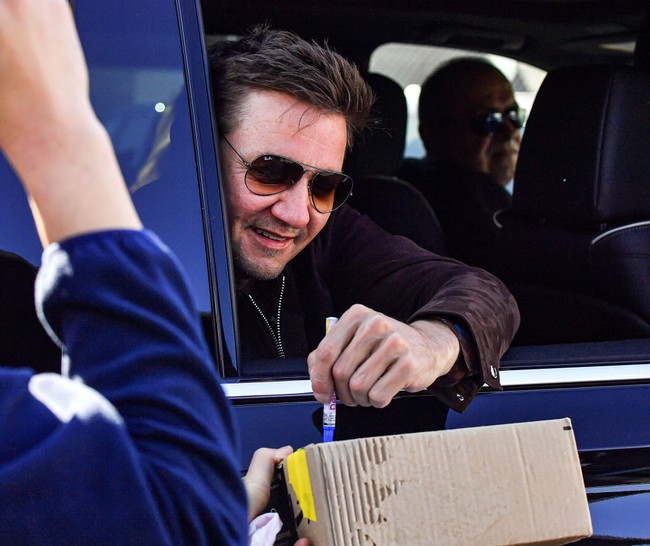 Ketika hendak meninggalkan lokasi acara, Jeremy masih sempat meladeni permintaan fans. Semoga lekas sembuh Hawkeye! (Foto: MEGA/GC Images)