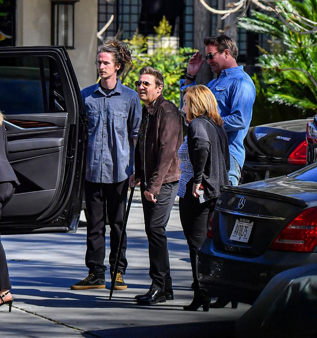 Kepada Jimmy Kimmel, Jeremy sempat bercerita soal kecelakaan yang menyebabkan 35 tulangnya patah. Selalu ada kerusakan yang ditemukan, karena kondisinya dari kritis hingga yang bisa menyebabkan kematian, kata aktor nomine Oscar tersebut. Pada Januari lalu, ia dilarikan ke rumah sakit setelah tertabrak mobil pembersih salju di depan rumahnya.  (Foto: MEGA/GC Images)