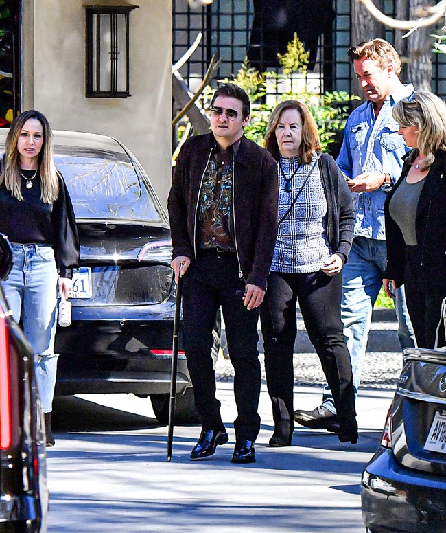 Sang Hawkeye kembali beraksi! Jeremy Renner mulai beraktivitas rutin lagi meski masih dalam tahap pemulihan setelah mengalami kecelakaan awal tahun ini. Ia muncul di halaman studio Jimmy Kimmel Live di Hollywood, California, pada Senin (10/4/2023), jelang kehadirannya sebagai bintang tamu talkshow tersebut. (Foto: MEGA/GC Images)