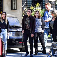 Sang Hawkeye kembali beraksi! Jeremy Renner mulai beraktivitas rutin lagi meski masih dalam tahap pemulihan setelah mengalami kecelakaan awal tahun ini. Ia muncul di halaman studio Jimmy Kimmel Live di Hollywood, California, pada Senin (10/4/2023), jelang kehadirannya sebagai bintang tamu talkshow tersebut. (Foto: MEGA/GC Images)