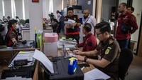 Tim Penyidik Bidang Tindak Pidana Khusus Kejati Sumatera Selatan menggeledah kantor PT Baturaja Multi Usaha (BMU) anak perusahaan PT Semen Baturaja Tbk di Palembang, Sumatera Selatan, Rabu (12/4/2023).