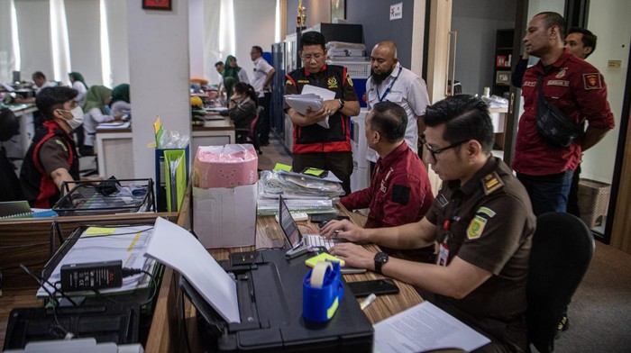 Tim Penyidik Bidang Tindak Pidana Khusus Kejati Sumatera Selatan membawa barang bukti kardus yang berisi dokumen usai menggeledah kantor PT Baturaja Multi Usaha (BMU) anak perusahaan PT Semen Baturaja Tbk di Palembang, Sumatera Selatan, Rabu (12/4/2023). Penyidik Pidsus Kejati Sumatera Selatan melakukan Penggeledahan di kantor PT Semen Baturaja dan anak perusahaannya PT Baturaja Multi Utama serta menyita barang bukti sebanyak empat kardus yang berisi dokumen, dua buah flashdisk dan satu buah harddisk eksternal terkait kasus dugaan tindak pidana korupsi berupa penyimpangan dalam distribusi dan pengelolaan semen pada tahun anggaran 2017 hingga 2021. ANTARA FOTO/Nova Wahyudi/aww.