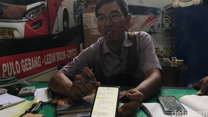 Petugas PO Murni Jaya, Rianto menunjukan modus penipuan di ulasan Google.
