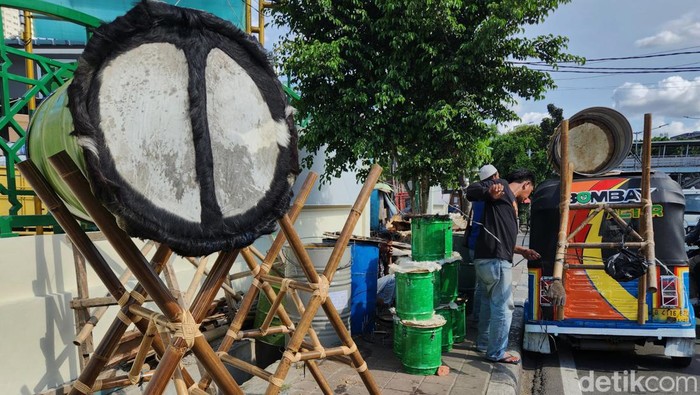 Penjual Beduk Musiman Mulai Menjamur Jelang Lebaran Sejumlah pedagang beduk musiman mulai menjamur jelang Hari Raya Lebaran. Salah satunya di kawasan Tanah Abang, Jakarta.