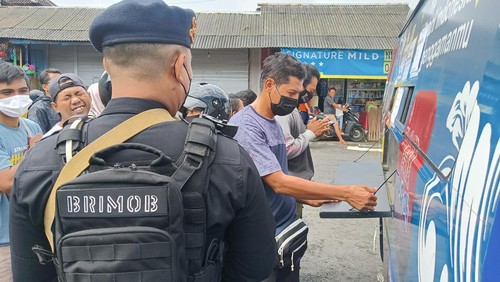 Sejumlah warga antusias menukarkan uang pecahan untuk hari raya Idul Fitri sampai ada yang gak kebagian di Pasar Kampial, Nusa Dua, Badung, Rabu (12/4/2023).