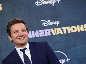 Penampilan Perdana Jeremy Renner di Premier Rennervations Usai Kecelakaan