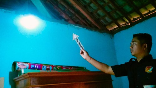 Perempuan berinisial RM, warga Desa Wajageseng, Kabupaten Lombok Tengah, NTB, ditemukan tewas tergantung pada Selasa (11/4/2023). RM ditemukan tewas oleh suaminya HR.