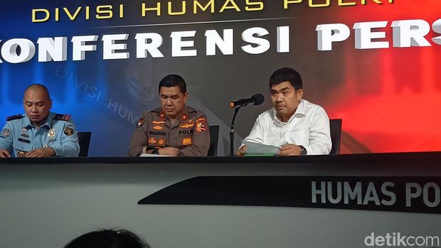 Seorang petugas imigrasi ditusuk WN Uzbekistan saat penyerangan di Kantor Imigrasi Kelas I Jakarta Utara. Bagaimana awal mula kejadiannya? Simak informasinya.