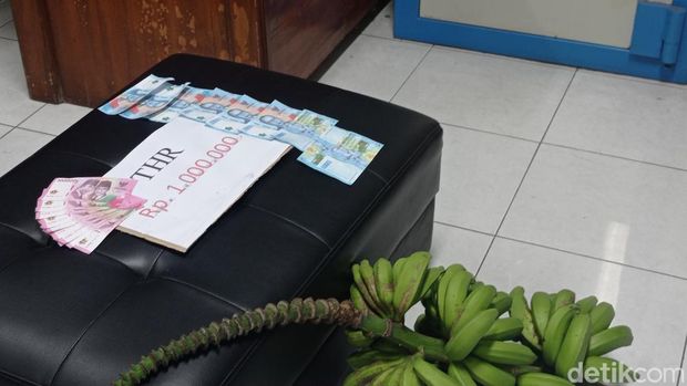 Petugas keamanan kantor BNN Tasikmalaya menunjukan kiriman THR.