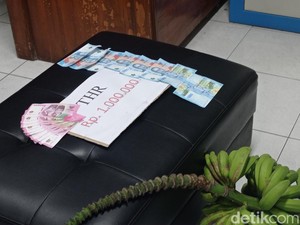 Kantor BNN Tasikmalaya Dikirimi THR Pisang dan Duit Mainan Rp 1 Juta