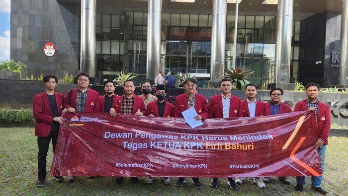 Pimpinan Pusat Hima Persis melaporkan ketua KPK Firli Bahuri ke Dewan Pengawas KPK hari ini.