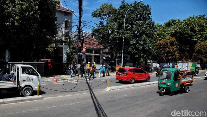 Para pekerja melakukan pemeliharaan dan perapihan asset jaringan fiber optic PLN Icon Plus di Jl Proklamasi, Jakarta Pusat, Rabu (12/4/2023). Pemeliharaan berkala tersebut untuk menjaga asset yang dimiliki, juga tentunya untuk menjaga kualitas dan kehandalan layanan kepada pelanggan.