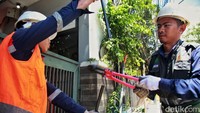 Tim Pemeliharaan dari PLN Icon Plus Regional Jakarta dan Banten menurunkan 18 personel untuk melakukan pekerjaan pemeliharaan jaringan fiber optic.