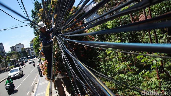 Para pekerja melakukan pemeliharaan dan perapihan asset jaringan fiber optic PLN Icon Plus di Jl Proklamasi, Jakarta Pusat, Rabu (12/4/2023). Pemeliharaan berkala tersebut untuk menjaga asset yang dimiliki, juga tentunya untuk menjaga kualitas dan kehandalan layanan kepada pelanggan.