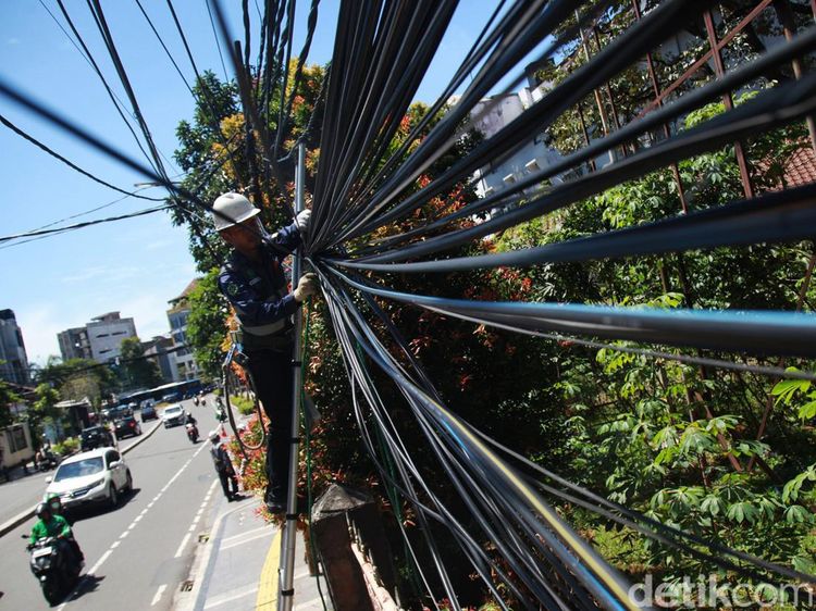 Kabel Optic Semrawut di Jakpus Mulai Dibenahi, Begini Prosesnya