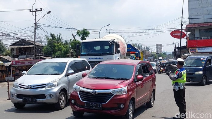 Polisi melakukan pengaturan lalu lintas di jalur mudik via arteri di KBB dan Cimahi, Rabu (12/4/2023).