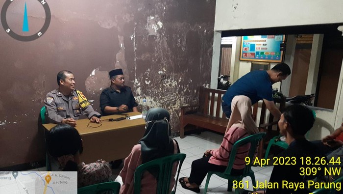 Polisi memediasi pedagang UKM dan pengelola pertokoan soal permintaan THR Rp 800 ribu di Parung, Bogor.