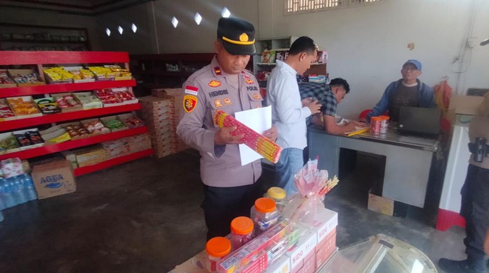 Polisi mengecek sejumlah pedagang kembang api di Karimun. (Foto: Dok Polres Karimun)