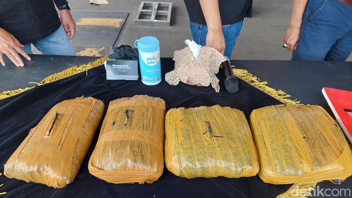 Polisi menyita 4,4 kilogram ganja dari tangan pemuda di Cimahi. Ganja itu berasal dari Sumatera Selatan.