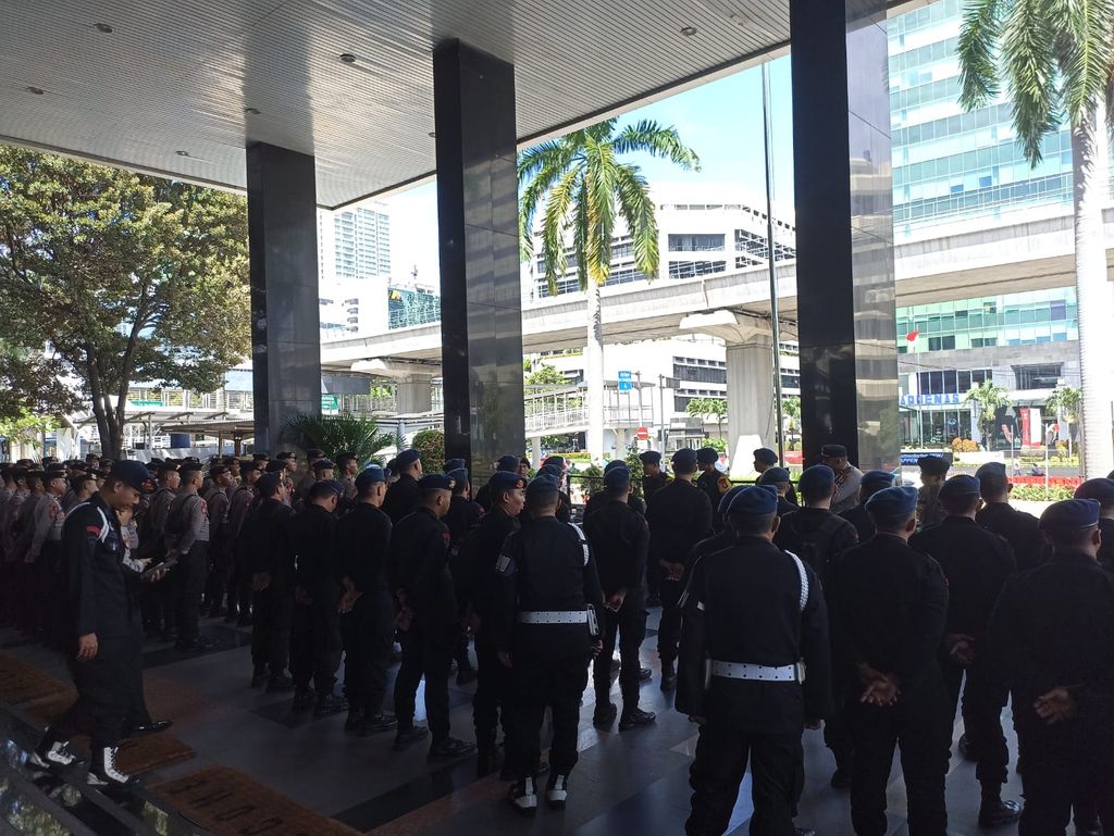 Polisi saat gelar apel di depan gedung ACLC KPK (Tiara-detikcom)