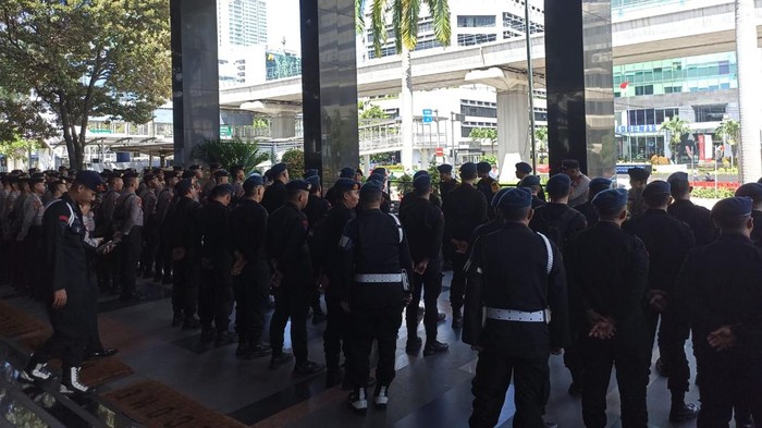 Polisi saat gelar apel di depan gedung ACLC KPK (Tiara-detikcom)
