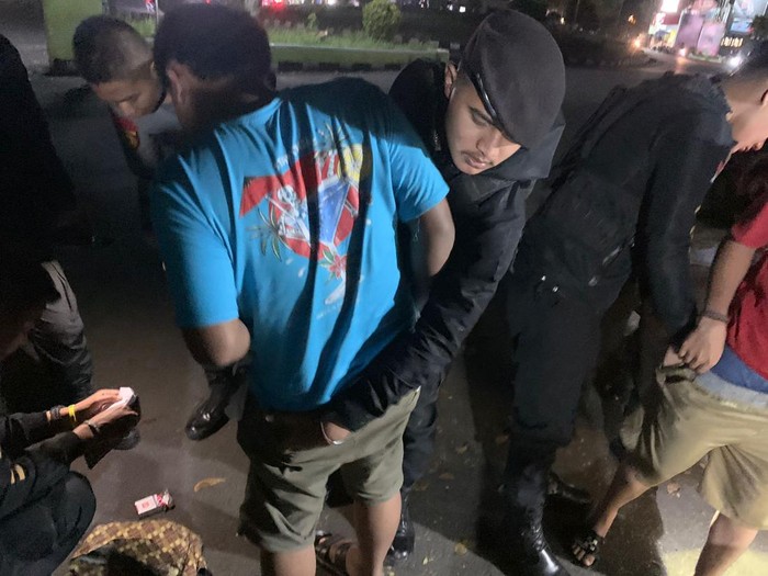 Polisi saat mengamankan pria Garut yang edarkan obat terlarang