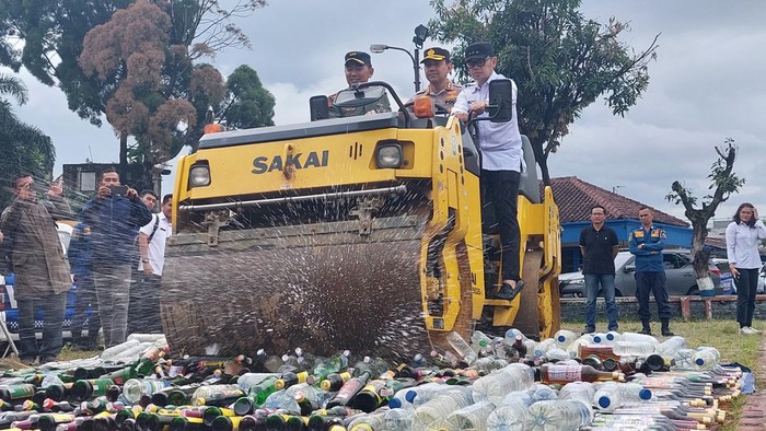 Polres hingga Pemkot Bogor musnahkan ribuan knalpot brong, minumam keras (miras) ilegal dan petasan.