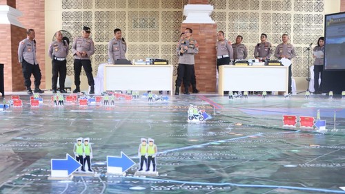 Polres Jembrana saat melaksanakan simulasi Tactical Floor Game (TFG) di Mako Polres Jembrana, Selasa (12/4/2023).