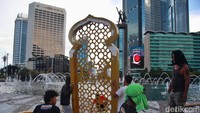 Petugas melakukan pekerjaan dekorasi menyambut Idul Fitri 1 Syawal 1444 H, di Bundaran Hotel Indonesia (HI), Jl MH Thamrin, Jakarta Pusat, Rabu (12/4/2023).