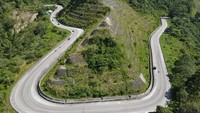 Foto udara sejumlah kendaraan melintasi jalur Trans Sulawesi di kawasan Pegunungan Kebun Kopi, Kabupaten Donggala, Sulawesi Tengah, Selasa (11/4/2023).  