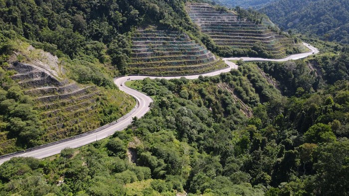 Potret Jalur Trans Sulawesi Kebun Kopi Siap Dilalui Mudik Lebaran Foto udara sejumlah kendaraan melintasi jalur Trans Sulawesi di kawasan Pegunungan Kebun Kopi, Kabupaten Donggala, Sulawesi Tengah, Selasa (11/4/2023). Jalur mudik yang menghubungkan Kota Palu dengan sejumlah kabupaten dan Provinsi Gorontalo serta Sulawesi Utara itu siap dilalui pemudik meski masih terdapat beberapa titik perbaikan. ANTARA FOTO/Mohamad Hamzah/rwa.