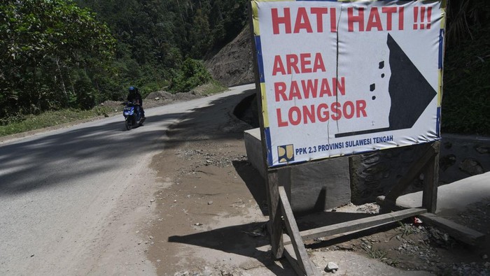 Foto udara sejumlah kendaraan melintasi jalur Trans Sulawesi di kawasan Pegunungan Kebun Kopi, Kabupaten Donggala, Sulawesi Tengah, Selasa (11/4/2023). Jalur mudik yang menghubungkan Kota Palu dengan sejumlah kabupaten dan Provinsi Gorontalo serta Sulawesi Utara itu siap dilalui pemudik meski masih terdapat beberapa titik perbaikan. ANTARA FOTO/Mohamad Hamzah/rwa.