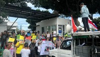 Begini potret massa yang menggeruduk PN Jakarta Barat, Senin (10/4/2023).