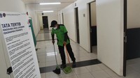 Petugas membersihkan lantai di fasilitas penginapan bagi pemudik di Terminal Pulo Gebang, Jakarta Timur, Rabu (12/4/2023).