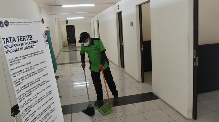 Petugas membersihkan pintu di fasilitas penginapan bagi pemudik di Terminal Pulo Gebang, Jakarta Timur, Rabu (12/4/2023). Pengelola terminal menyediakan 17 kamar fasilitas penginapan khsusus bagi pemudik yang sudah mengantongi tiket bus dan mengalami keterlambatan  dengan biaya  sebesar Rp15.000 per malam. ANTARA FOTO/ Fakhri Hermansyah/foc.