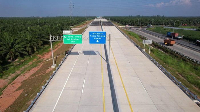 Potret Tol Kuala Tanjung-Parapat yang Dibuka Gratis saat Mudik Lebaran Jalan Tol Trans Sumatera (JTTS) Ruas Kuala Tanjung-Tebing Tinggi-Parapat akan dibuka fungsional pada 15 April-2 Mei 2023. Para pemudik dapat melewati jalur ini tanpa bayar atau gratis.