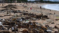 Namun pada kenyataannya, sampah-sampah kayu dan plastik itu masih terus menumpuk di pantai Kedonganan Bali.