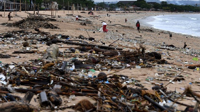 Potret Tumpukan Sampah yang Menggunung di Pantai Bali Trash collectors remove plastic and other debris washed ashore at Kedonganan Beach, Badung regency, on Indonesia's resort island of Bali on April 12, 2023. (Photo by SONNY TUMBELAKA / AFP) (Photo by SONNY TUMBELAKA/AFP via Getty Images)