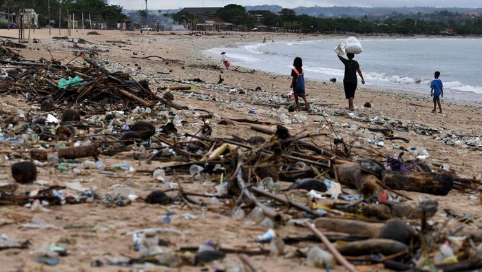 Potret Tumpukan Sampah yang Menggunung di Pantai Bali Trash collectors remove plastic and other debris washed ashore at Kedonganan Beach, Badung regency, on Indonesia's resort island of Bali on April 12, 2023. (Photo by SONNY TUMBELAKA / AFP) (Photo by SONNY TUMBELAKA/AFP via Getty Images)