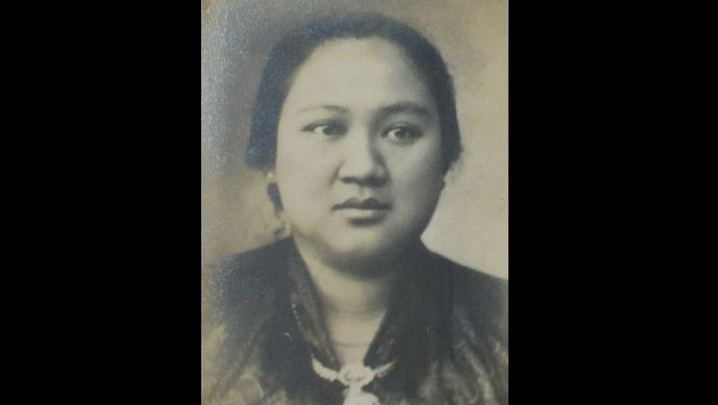 Potret pahlawan perempuan Raden Dewi Sartika.