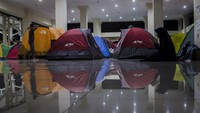 Jemaah melaksanakan salat malam saat beriktikaf di Masjid Raya Habiburahman, Bandung, Jawa Barat.  