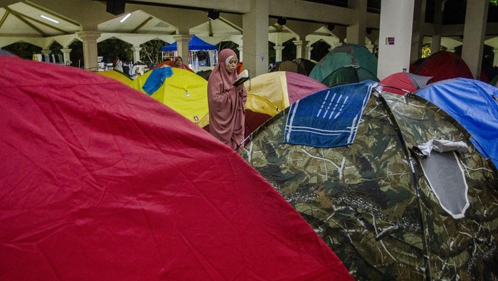 Jemaah membaca Al Quran saat beriktikaf di Masjid Raya Habiburahman, Bandung, Jawa Barat, Rabu (12/4/2023) dini hari. Umat Islam mulai melaksanakan ibadah iktikaf pada sepuluh hari terakhir bulan Ramadhan dengan memperbanyak amal dan ibadah di masjid guna mendapatkan malam Lailatul Qadar yang penuh berkah.