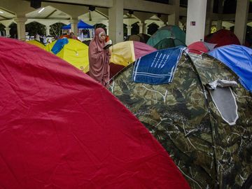 Warga Bandung Ramai Iktikaf di Masjid Demi Malam Lailatulqadar