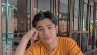 Pacar Ranty Maria itu juga suka kulineran sendiri. Di sebuah restoran, Rayn Wijaya pun terlihat memesan ayam panggang yang dilengkapi sayuran segar. Foto: Instagram @raynwijaya26