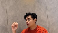 Aktor sekaligus model itu juga suka nongkrong di kafe nih. Seperti ketika ia menikmati secangkir es kopinya di café Fore. Foto: Instagram @raynwijaya26