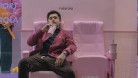 Kalau ini saat Rayn menikmati minuman dengan kemasan pink di sebuah kafe lucu. Kira-kira ini kafe dimana ya? Foto: Instagram @raynwijaya26