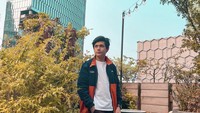 Pria berusia 27 tahun itu juga suka mengabadikan pose kerennya saat berada di sekitar kafe-kafe di Jakarta. Foto: Instagram @raynwijaya26