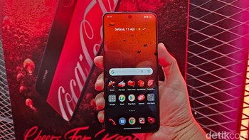 Layar HP ini berukuran 6,7 inch dengan resolusi Full HD+ dan panel LCD. Layar Realme 10 Pro 5G Coca-Cola Edition membawa dukungan refresh rate adaptif hingga 120 Hz, touch sampling rate 240 Hz dan kepadatan pixel 391 yang menjanjikan warna lebih natural. Menariknya lagi bezel sisi kanan dan kiri hanya 1 mm, sementara bezel atasnya 1,15 mm. Alhasil screen body rasio Realme 10 Pro 5G mencapai 93,76%. Hal tersebut bisa dicapai berkat penerapan teknologi RAZR serta InSeal yang menerapkan lebih sedikit perekat. Foto: Adi Fida Rahman/detikINET